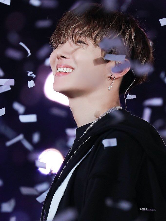 a thread of Hobi smiles to brighten your day!(this is my favorite picture)