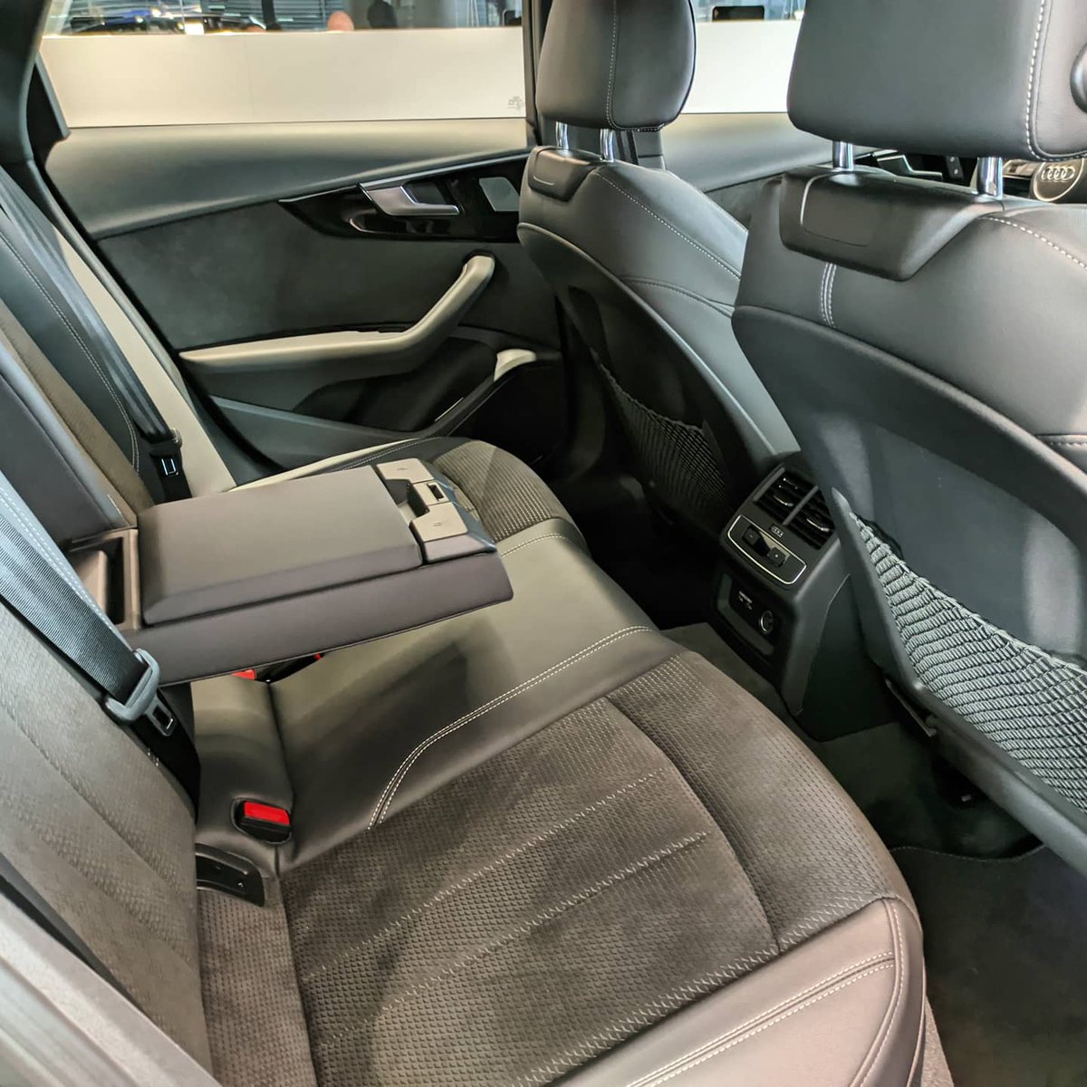 🤗Наконец-то стали завозить дилерам ресстайлинговые Audi A4.

Внешне автомобиль изменился существенно. 
Сзади теперь дизайн выполнен в стиле более старших моделей А6, А7, А8. 

Внутри во всех автомобилях теперь 10 дюймовый дисплей.