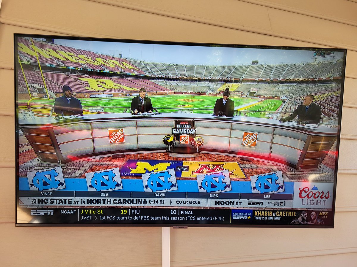 Bunch of Wolves that love to be dawgs! Let's go! #RivalryWeek #strengthinthepack #HTT <a href="/PackAthletics/">NC State Athletics</a> <a href="/PackFootball/">NC State Football</a>