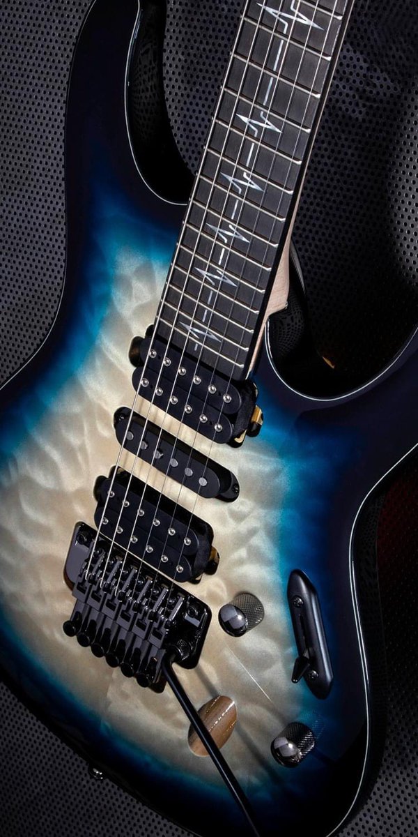 hurricanenita's tweet photo. 🎸 @ibanezofficial just released these photos of JIVA Jr and I am OBSESSED 😭 I can’t believe how perfectly they nailed my vision of a beachy burst- deep blue ocean waters fading to white sand ☺️ What do you guys think of this color combo? https://t.co/nI10H07deG