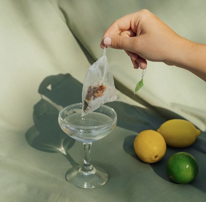 iiiitsandrea's tweet photo. This is a genius idea! Steep’t is cocktails in bag—all you need to do is add in the alcohol and let it sit for 2 mins. 🤯🍹🍸

cc @JustPaulMiller https://t.co/E7vPUcxk5H