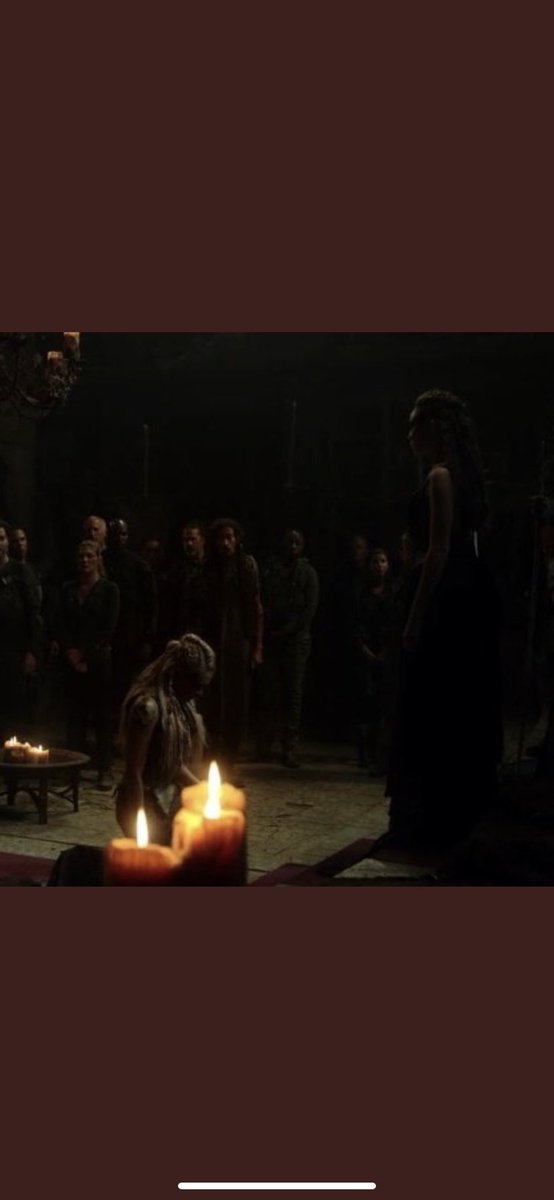 Ossesk's tweet photo. todos supieron que Wanheda se arrodilló ante Heda pero solo Clarke supo que Lexa se arrodilló ante ella https://t.co/ksqWPPdAhX