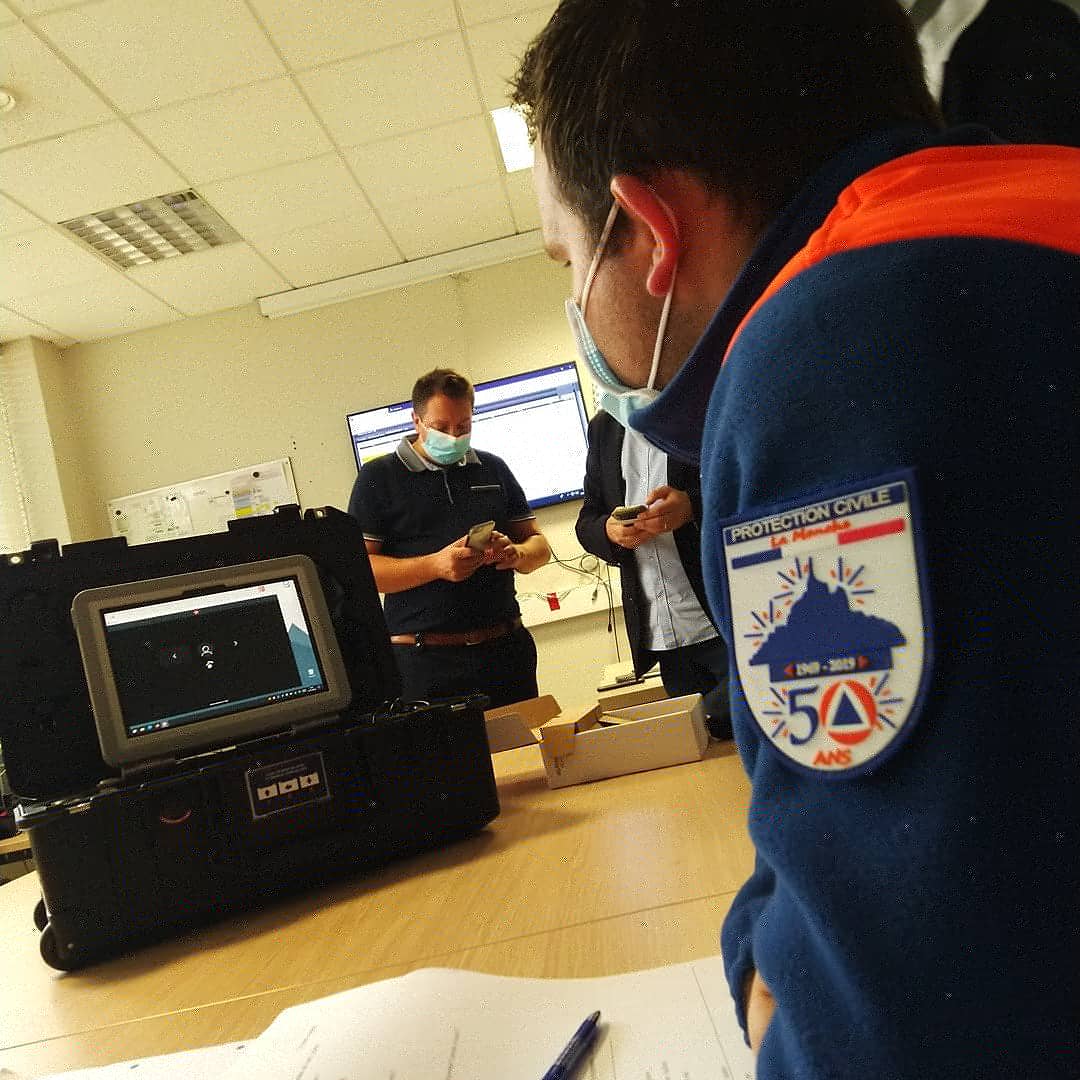 PepexPepe's tweet photo. [Formation] Hier, plusieurs de nos secouristes étaient à St Lô, dans les locaux du #Samu50, pour une formation de Tests PCR ainsi que la découverte de la malette de Télémédecine. 🦠 

SAUV Life a mis en place un véhicule d’unité d’urgence de télémédecine 🟠🔵@ https://t.co/Gf0V5xId3c