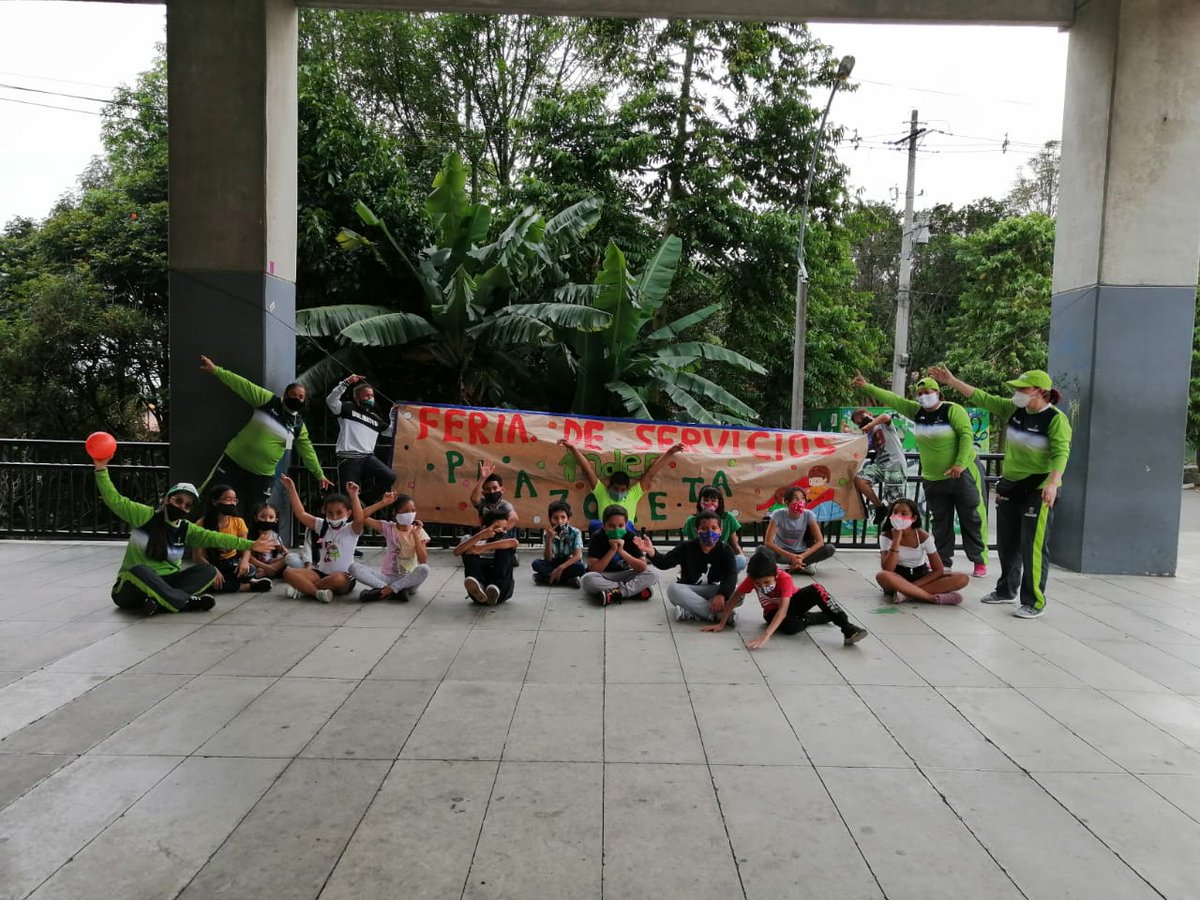 camilaramirezci's tweet photo. Feria de servicios 🏀🏈⚽🎨🎾🎊
@INDERMEDELLIN llenando de juegos, deporte y diversión  la comuna 6.💚
#ElINDERSeSiente
@DianaToroZ
@erickcogo https://t.co/6YCzEq55cG
