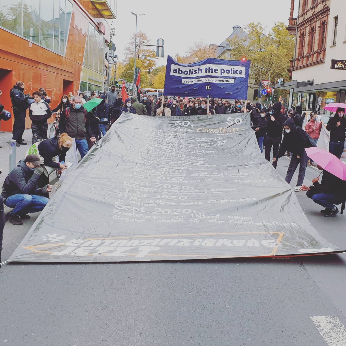 il_darmstadt's tweet photo. Über 800 Menschen heute in #Wiesbaden auf der Demo gegen rechte Netzwerke in den Sicherheitsbehörden. Stabiler Ausdruck im #EntnazifizierungJetzt Block. Keine Frage, wir kommen wieder und entnazifizieren euch alle!
#darmstadt #wi2410 https://t.co/lVx3b3oVjx