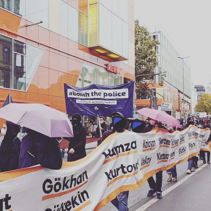 il_darmstadt's tweet photo. Über 800 Menschen heute in #Wiesbaden auf der Demo gegen rechte Netzwerke in den Sicherheitsbehörden. Stabiler Ausdruck im #EntnazifizierungJetzt Block. Keine Frage, wir kommen wieder und entnazifizieren euch alle!
#darmstadt #wi2410 https://t.co/lVx3b3oVjx