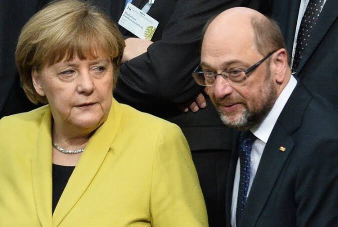 Ablacım insan Obama döneminden beri aynı ceketi giyer mi ?

Bizimkiler senin ceketin üzerine iki tane Saray yaptılar