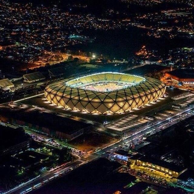 Самые красивые стадионы. Стадион Маракана в Бразилии. Стадион «Маракана» в Рио-де-Жанейро, Бразилия.. Альянс парке стадионы Бразилии. Бразилия футбол стадион.