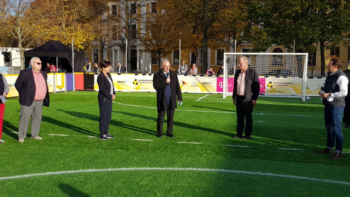 sachsenanhalt's tweet photo. Finale in der Blindenfußball-Bundesliga: MP @reinerhaseloff begrüßte die Finalisten auf dem Domplatz in @Ottostadt Magdeburg. Der @MTVStuttgart gewann mit 3:0 gegen @FCSP_BliFu  Herzlichen Glückwunsch! #DBFL2020 #SachsenAnhalt (StK) https://t.co/2GbhDhD0ks