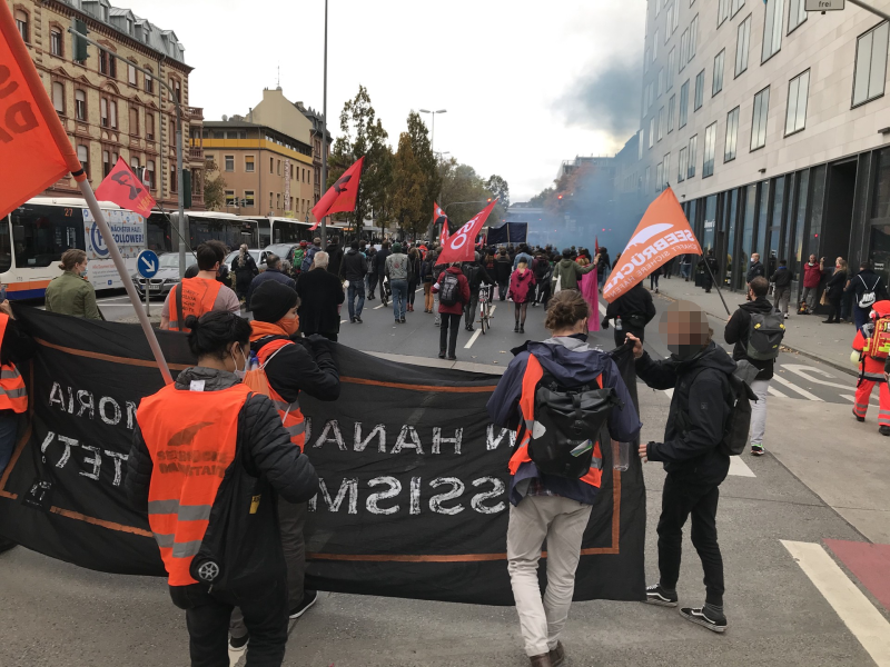 SeebrueckeFfm's tweet photo. Wir waren mit den #Seebrücke​n aus #Kassel, #Marburg, #Darmstadt, #Frankfurt &amp; #Wiesbaden am Start.

Von #Hanau bis #Moria - #Rassismus tötet.

#Wi2410 https://t.co/CeQOWwT9h0