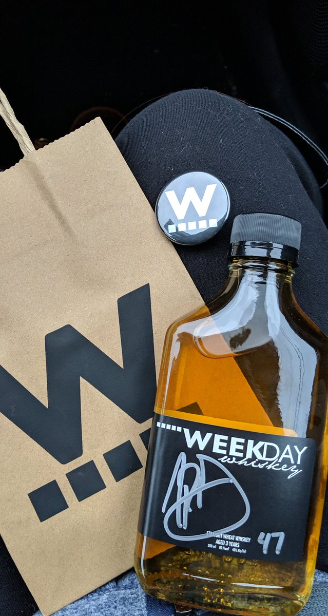 jess_sporttt's tweet photo. Cannot wait to get home and try it although I feel like I should wait for Monday so the weekend doesn't get all the fun @krockjosh #bottle47 #WeekdayWhiskey https://t.co/qQoxDE8Jrm