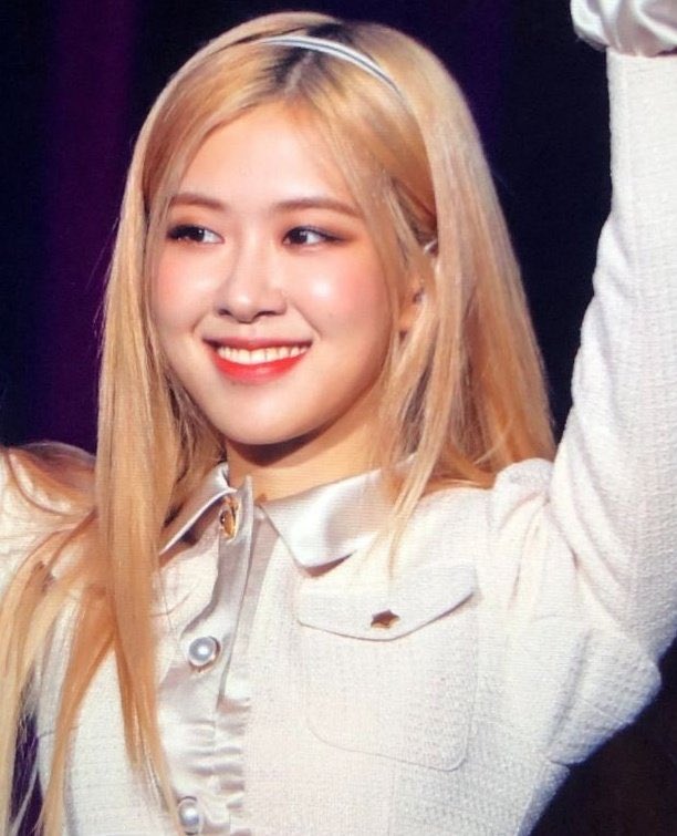 7. i hate your eyes. it’s my greatest weakness. they said eyes never lie but the truth is, it does. ‘cus i can look at your eyes and see no pain when in reality you have been with such. #RosénatorsLoveYouRosé