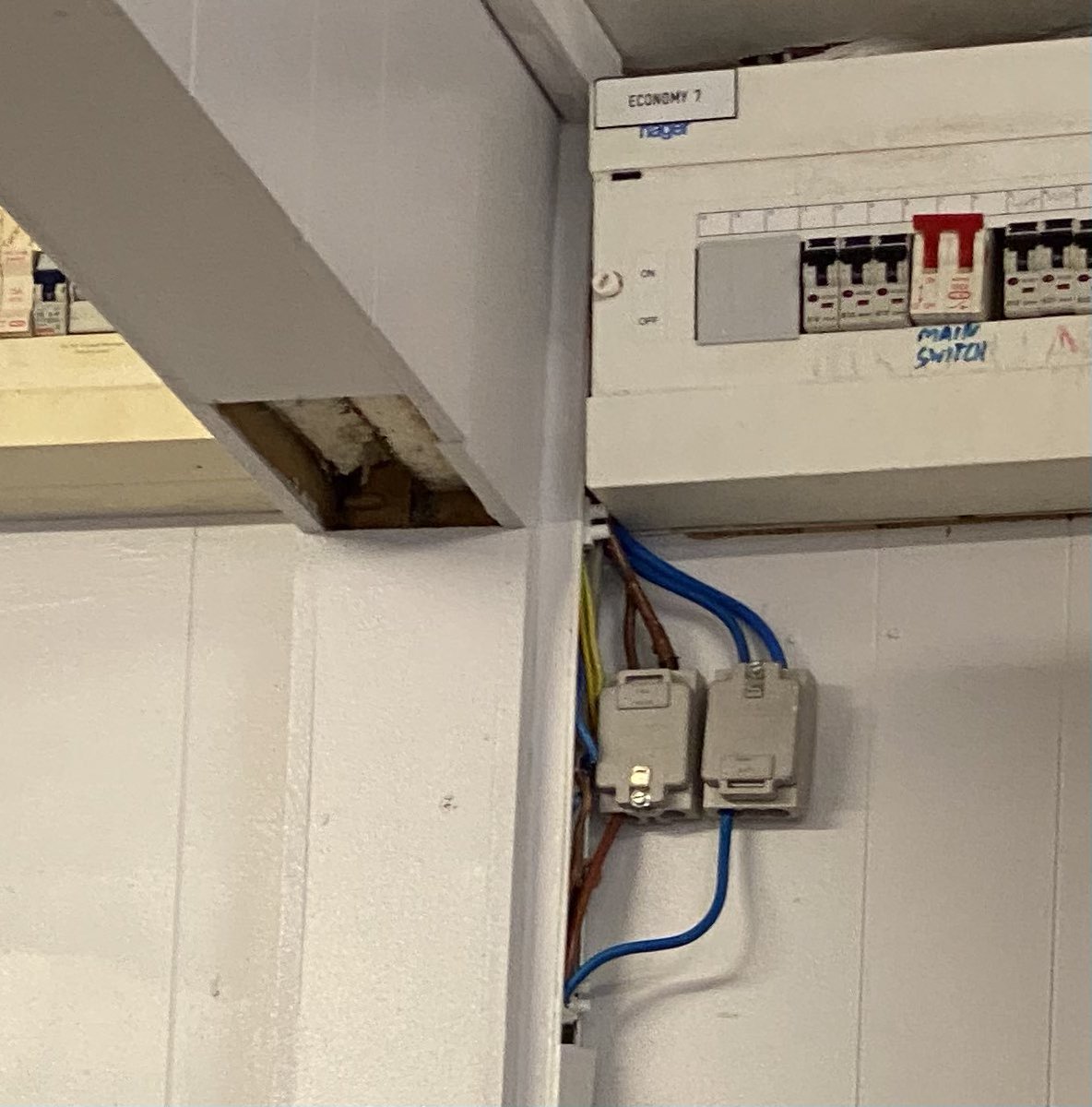 JLo05427038's tweet photo. Spotted on a day out with kids π€π© #neverswitchoff #electrical #defect https://t.co/a7AWX63hx9