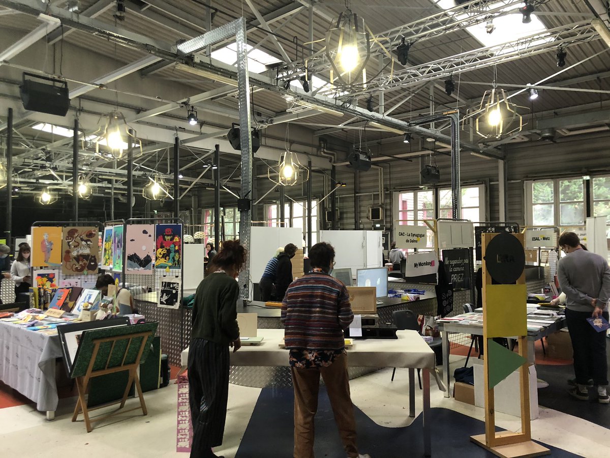 NTochet's tweet photo. Numéro 0
Salon de l’#édition du réseau Lora, tout le week-end à #Bliiida.
Une foule de jolies choses à acheter... ou juste à contempler. Et de chouettes gens, artistes, éditeurs,... à rencontrer.
#Metz https://t.co/8YTGLuwaZb