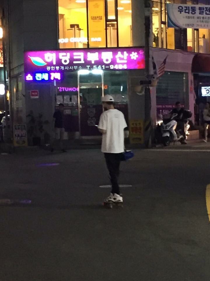 wonpilmami's tweet photo. Back in 2016, Jae habis dari beli birthday cake untuk Dowoon, dia pulang sambil pake skateboardnya, tangan kiri pegang hp dan tangan kanan nentengin kue untuk dowoon
Such a great hyung😊 https://t.co/zfsiS5enkt
