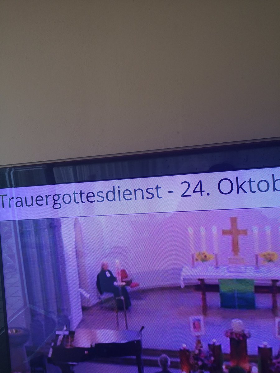 PatzillaSaar's tweet photo. Corona heißt auch, heulend auf dem Sofa zu sitzen und den Trauergottesdienst für meine Tante auf YouTube zu verfolgen. Ich danke allen Covidioten, die das möglich gemacht haben. https://t.co/EnmCLbrvxq