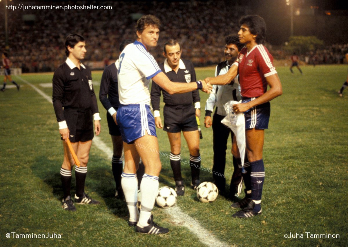 TamminenJuha's tweet photo. Capitanes Pauno Kymäläinen v Alberto Padilla, México v Finlandia, 26 de febrero de 1985 en Acapulco. #PaunoKymäläinen #AlbertoPadilla #MEXFIN #SelecciónMexicana #PasiónyOrgullo #Huuhkajat #Acapulco @miseleccionmx @ArchivoFutboler https://t.co/JVnCSHGUvX