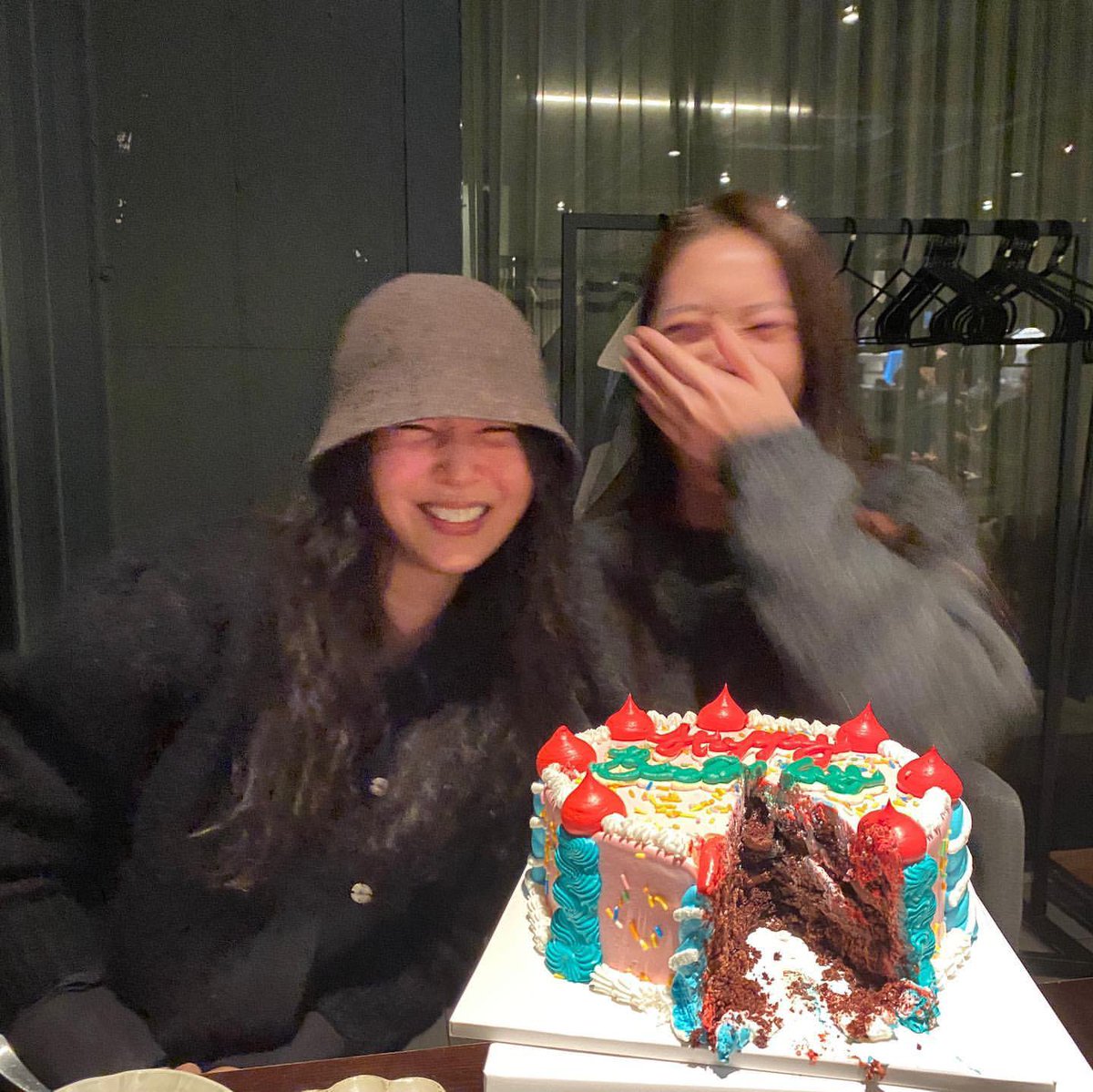 saveKRYSTAL's tweet photo. https://t.co/WWL55f4UbJ