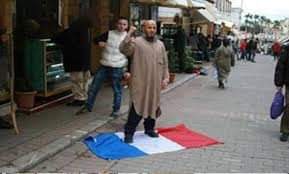 NMorrena's tweet photo. Bonjour madame macarona💩💩💩💩
#boycottfrance 
#مقاطعه_المنتجات_الفرنسيه https://t.co/VO4S43FXHI