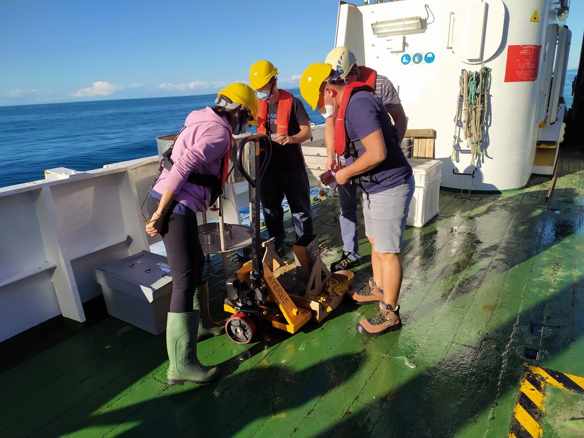 gemar_ieo's tweet photo. Realizando 👷👷🏼♀️ la primera #boxcorer en las inmediaciones del volcán de fango Hespérides, en el campo profundo de expulsión de fluidos del Golfo de Cádiz 🌊
#CIRCASUR1020 #EEMM https://t.co/WQLBlD0AIo