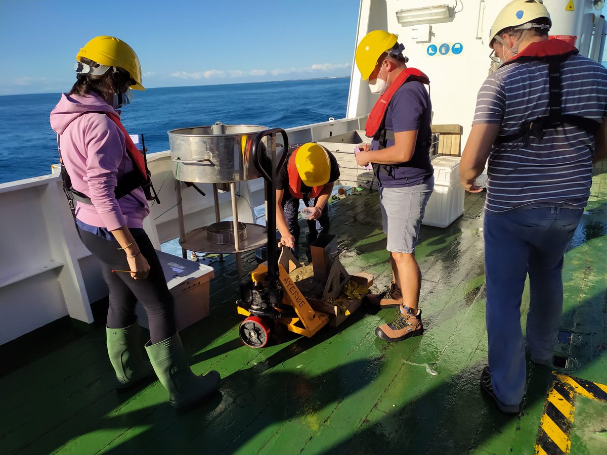 gemar_ieo's tweet photo. Realizando 👷👷🏼♀️ la primera #boxcorer en las inmediaciones del volcán de fango Hespérides, en el campo profundo de expulsión de fluidos del Golfo de Cádiz 🌊
#CIRCASUR1020 #EEMM https://t.co/WQLBlD0AIo