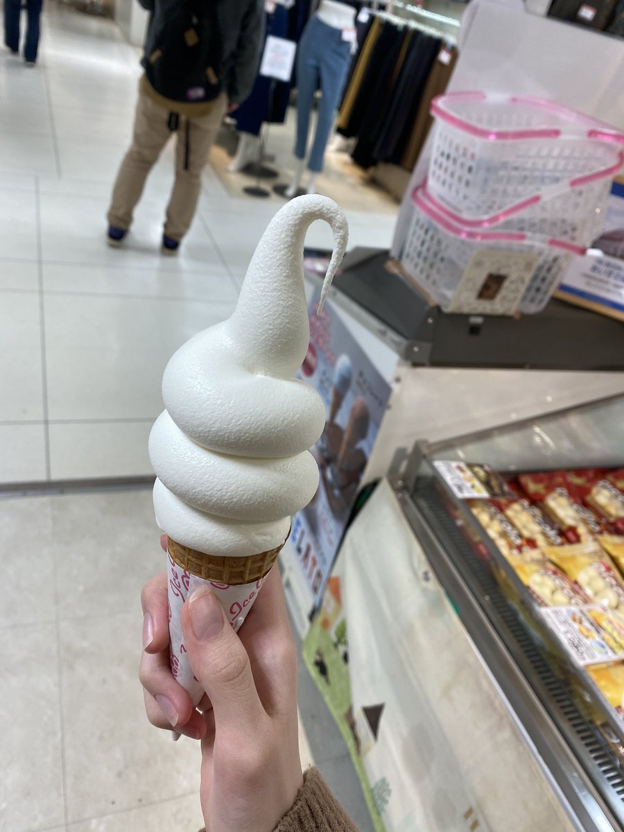 binu__na's tweet photo. 北海道展でソフトクリームかちこんだ🍦🔥 https://t.co/q2V2GVggGT