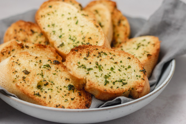 myactivekitchen's tweet photo. Air Fryer Garlic Bread (The Best Garlic Bread Ever) https://t.co/iSweUK5ACF #garlicbread #recipes https://t.co/hao7EOyFfz