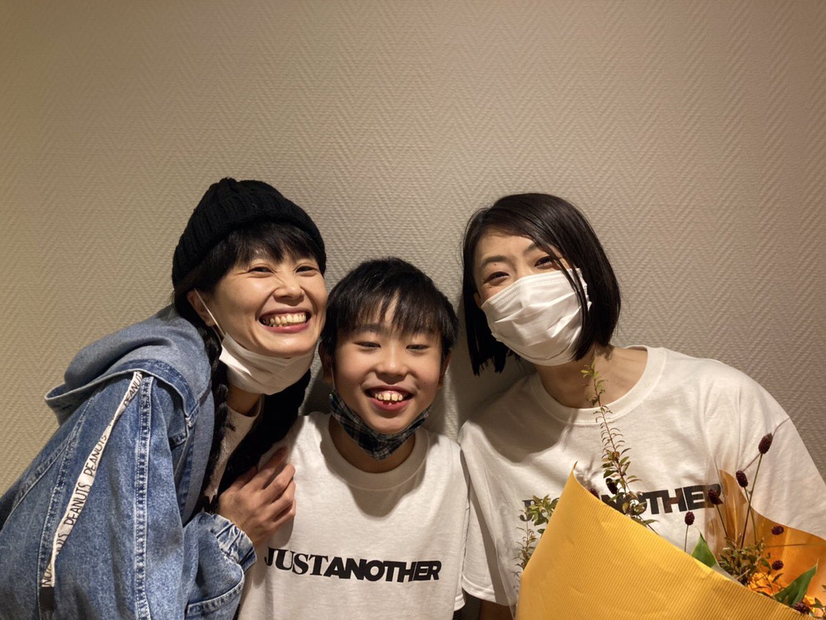 ni_hao_blue's tweet photo. 本日公開でした🎬
JUST ANOTHER！！！！
お祝いにいってきたよ💐
(誰だよって感じなのに舞台挨拶にお邪魔してすみませーん)
たーーーくさんの人に観てもらって、
たーーーくさんの人の心に響きますようにーーー！！！！！！！
インタビュー🎤ぜひ👇 https://t.co/XgNfUkG0O0
