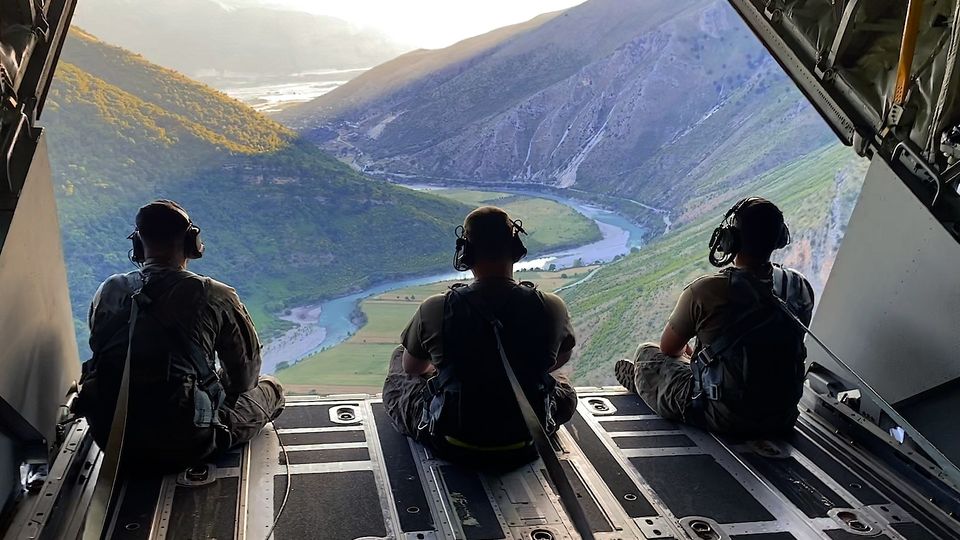 RNRFlorida's tweet image. Just a few #AirCommandos ending the week with a stunning view from the office. #FirstToTheFight  H/T - Air Force Special Operations Command

#SaturdaySalute 
#RedNationRising 
#GodBlessOurMilitary