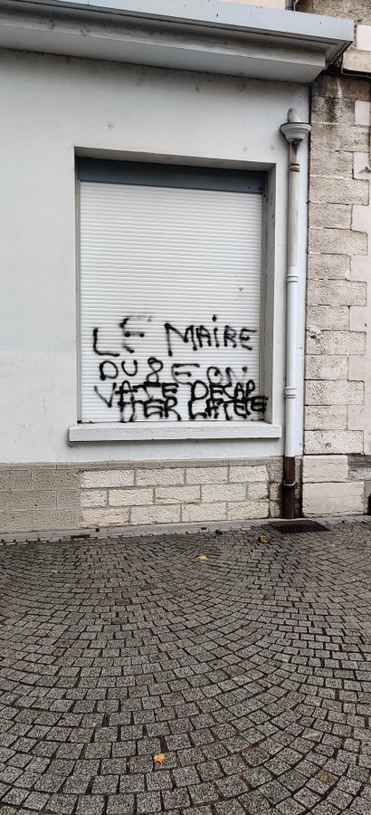 Mediavenir's tweet photo. 🇫🇷 FLASH - Un nouveau tag appelant à la décapitation d'un #maire à été retrouvé sur une école dans le 8ème arrondissement de #Lyon. Une enquête a été ouverte. (CNews) https://t.co/UVl0faRHf5