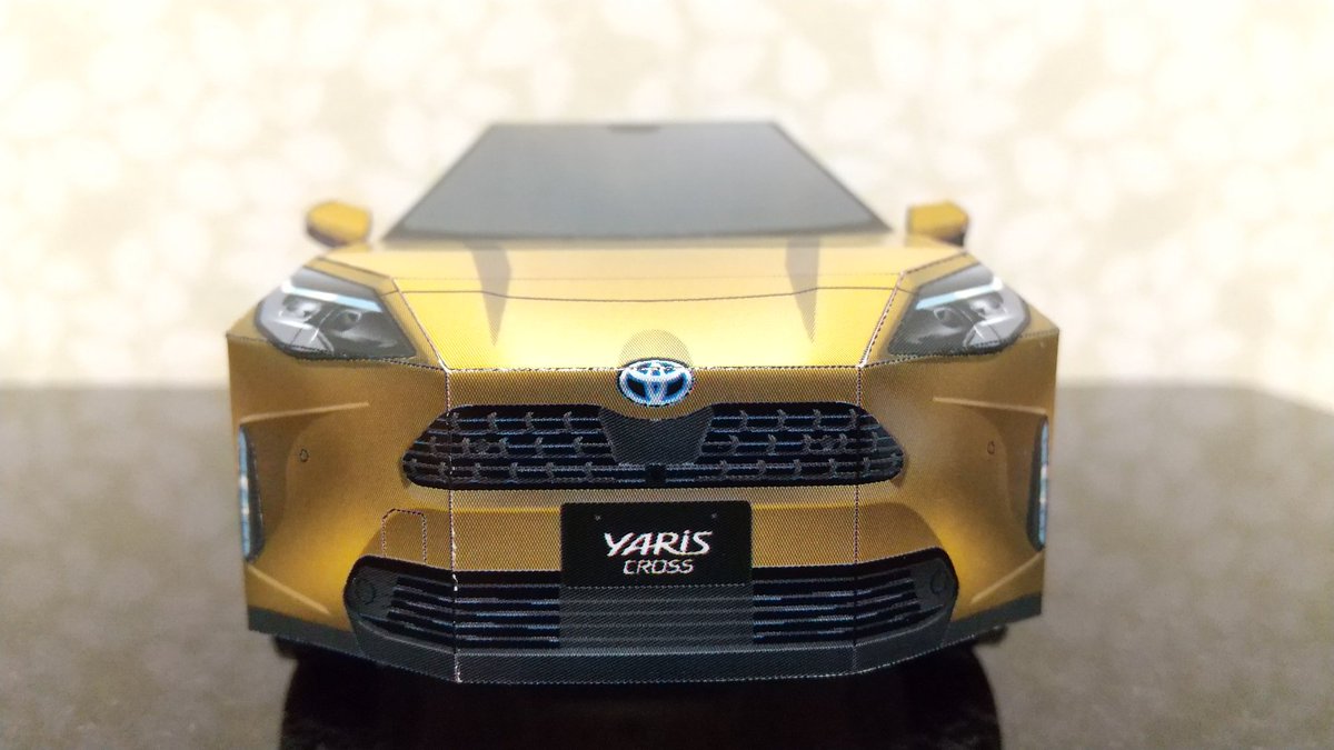 よし ペーパークラフト Twitterissa トヨタ ヤリスクロス トヨタカローラ姫路 さんのホームページで公開されている ペーパークラフト です 迫力満点のフロントの再現とタイヤパーツでリアルさ100点満点 フロントのフェンダーの膨らみが個人的にお気に入り