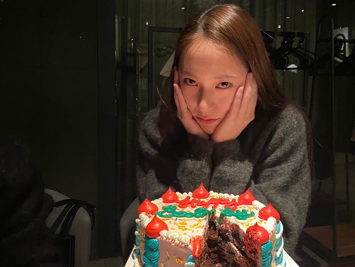 krystalgrm's tweet photo. [INSTAGRAM CAROUSEL] vousmevoyez:  https://t.co/4IxbPac9Z8 (4P) #krystalgram https://t.co/9XEeV7AzXu