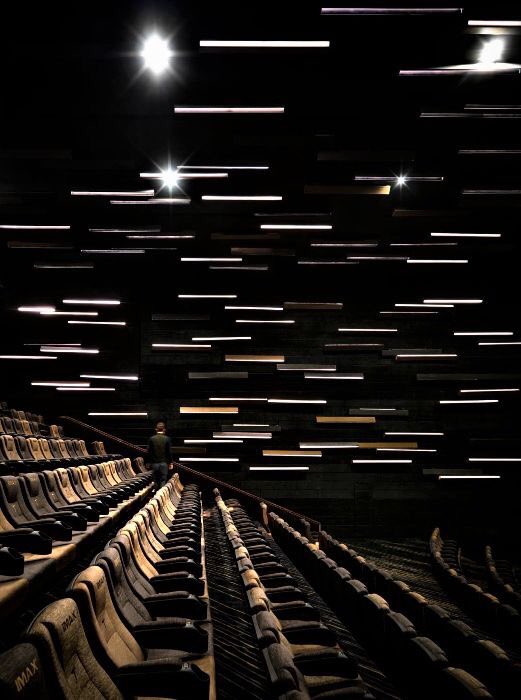 Naif_Alghamdi_'s tweet image. تصاميم عصرية للحوائط الداخلية في قاعات السينما