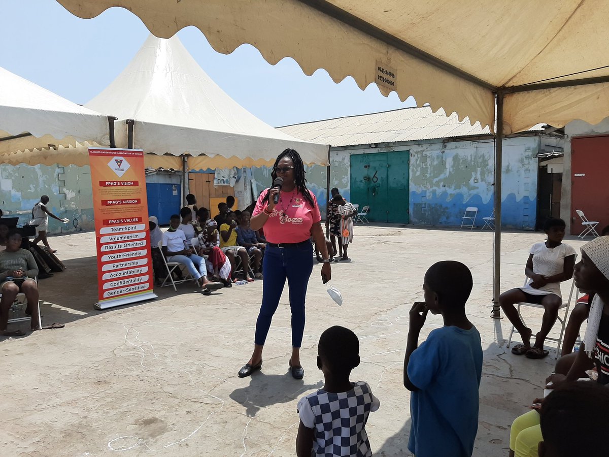 kwasiSELASSIE's tweet photo. It's our last #GirlBozz session live at #JamesTown in #Accra.  @PPAGGhana ED @AdubeaAmoah was present with the #PeerMentors. A wonderful feeling noting over 700 #AdolescentGirls lives have been touched through the #StigFAS project. Thanks to @ippf @IPPFAR @YLabsGlobal @YW_PPAG https://t.co/FNiJWuLhZb