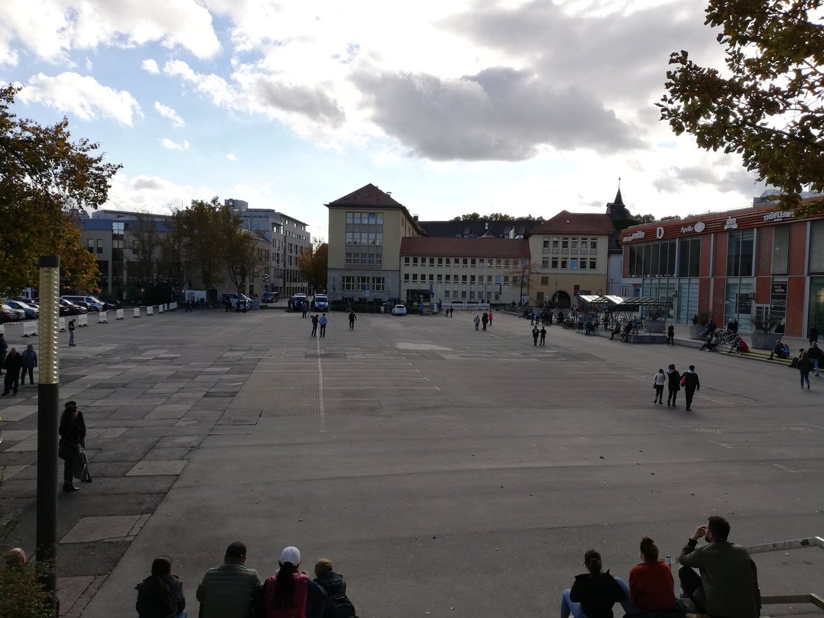 Der halbe Eichplatz ist leergeräumt und von Polizei umstellt. Erwartet wird der Schwindelarzt und Querdenker Bodo Schiffmann #jena #j2410