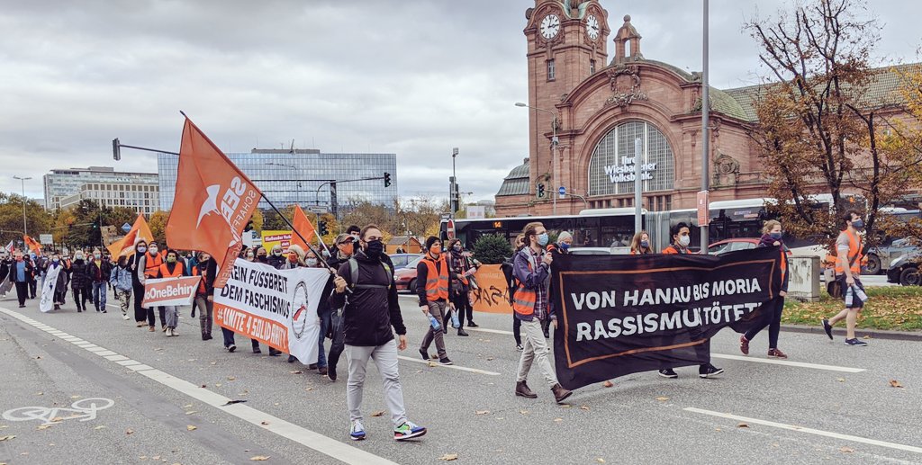WI_2410's tweet photo. Zu dem breiten Aktionsbündnis, das die heutige Demo in #Wiesbaden mitträgte, gehört auch die @_Seebruecke_ @SeebrueckeFfm. Von #Hanau bis #Moria - Rassismus tötet! #WI2410 https://t.co/YWJcpJloQ7