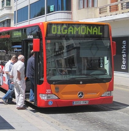 Aytoburgos's tweet photo. ⚠️ Durante la vigencia del #toquedequeda se suspenden los servicios de autobuses urbanos 🚌 a partir de las 23h.

▶️ Todos los viajes hasta las 23h. permanecerán sin cambios en todas las líneas.

➕info👉🏼https://t.co/hYqmrZKosU https://t.co/JsuELfXiWi