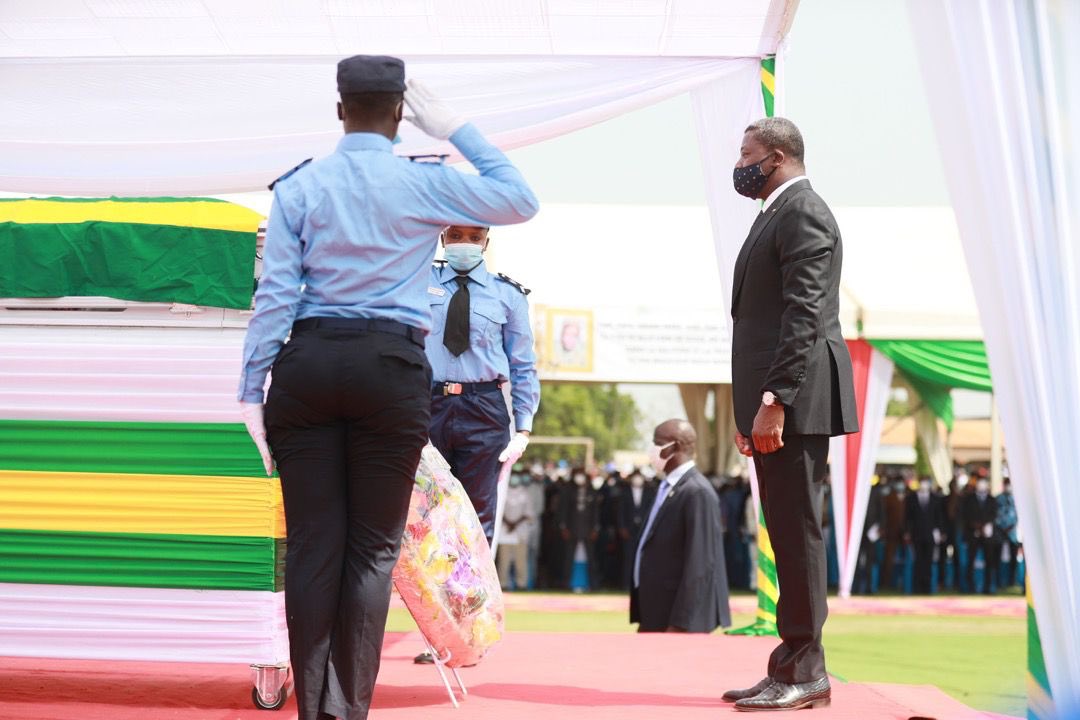 FEGnassingbe's tweet image. C'est avec une vive émotion que j'ai pris part ce jour aux obsèques nationales en hommage à feu Fambaré Ouattara Natchaba. 

La République perd un de ses plus grands serviteurs.

FEG