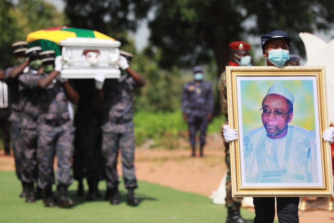 FEGnassingbe's tweet image. C'est avec une vive émotion que j'ai pris part ce jour aux obsèques nationales en hommage à feu Fambaré Ouattara Natchaba. 

La République perd un de ses plus grands serviteurs.

FEG