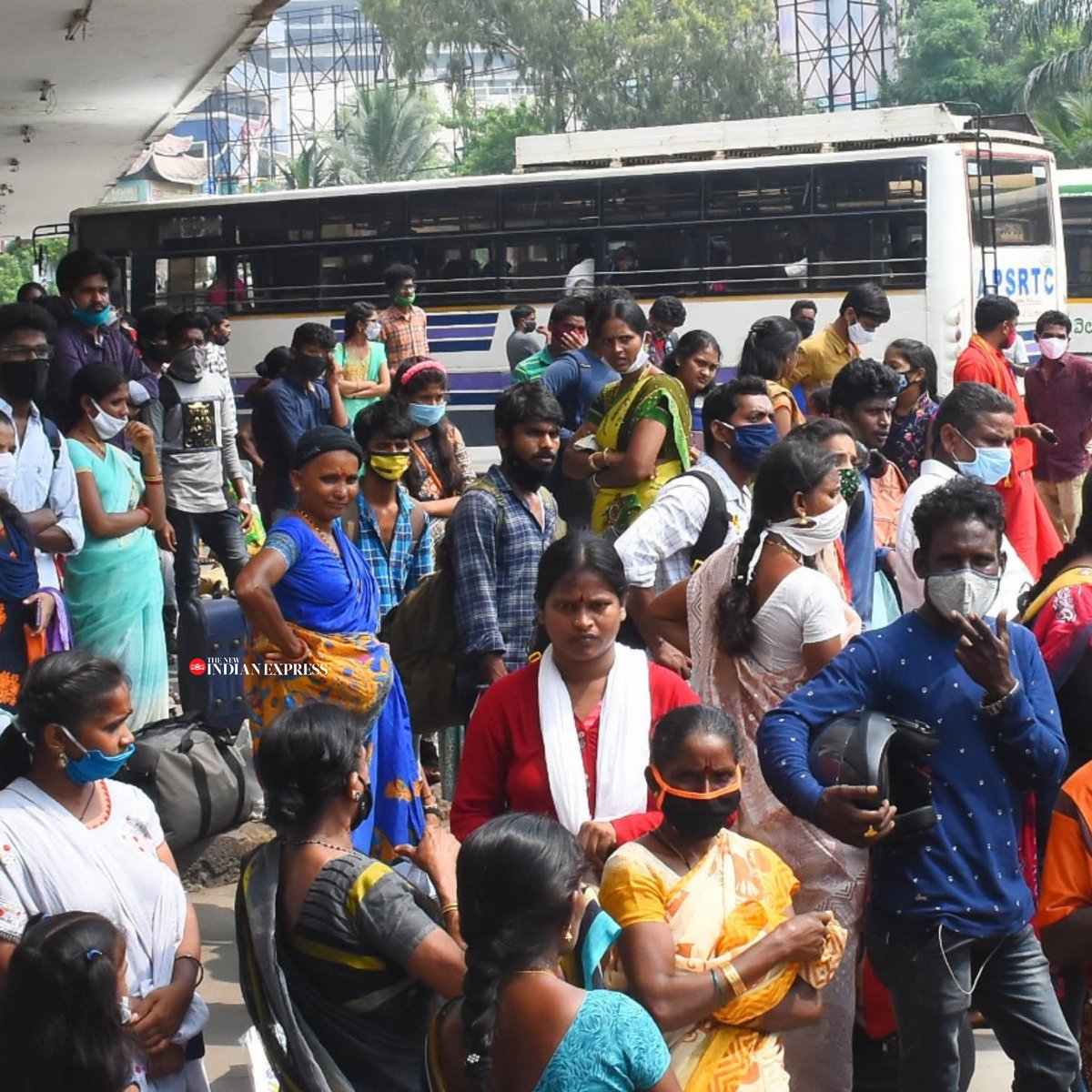 xpressandhra's tweet image. Has #coronavirus left #AndhraPradesh? #socialdisdancing norms flouted at Poorna market and @apsrtc complex, passengers seen without #Masks in #Vizag.

📸| @Gsn_tnie 

@NewIndianXpress #COVIDIDIOTS #Dussehra2020 #Dasara #COVID19 #pandemic #festival #MasksOff #SocialDistance