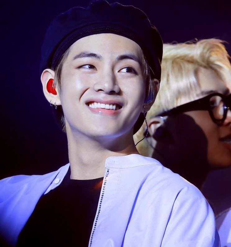 taehyung smile can really make me the happiest it doesn't matter how bad my bad was taehyung can always make it better taehyungie I really wish you always be happy and stay smiling for ever angel 💜💜💜💜💜 @BTS_twt #taehyung #v #taehyungweloveyou 💜 https://t.co/evpdZgwUB9