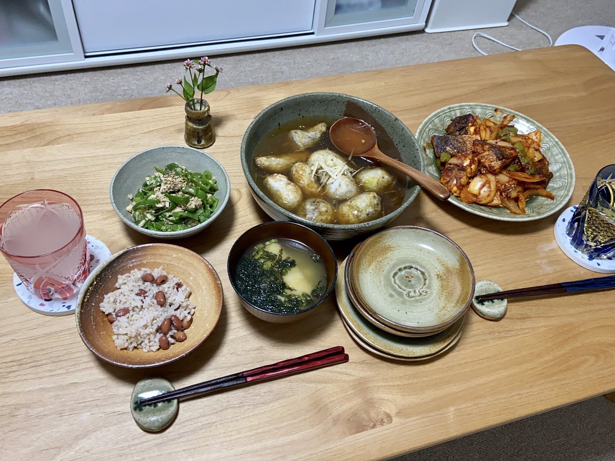 晩ご飯 揚げ出し里芋の生姜餡かけ サバのケチャップ炒め 無限ピーマン 紅大豆ご飯 あおさ味噌汁 揚げ出し里芋もっちりほくほく 旦那さんと犬の散歩に行って 大好きな道の駅あやまで新しい伊賀焼を買った すごくいい休日や ツイレポ