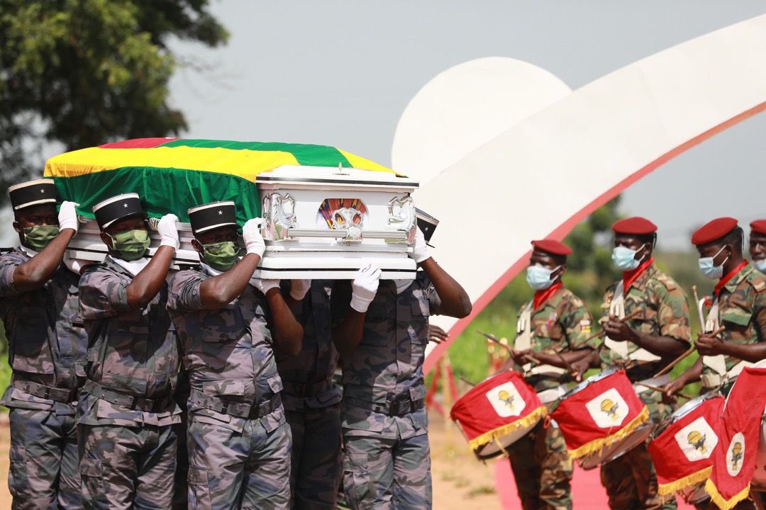 FEGnassingbe's tweet image. Brillant professeur de droit, il laisse à jamais, par son engagement sans faille au service de la nation, son empreinte dans l'histoire politique de notre pays.

À toute sa famille je réitère mes condoléances et celles du peuple togolais.

Repose en paix, cher Doyen !

FEG