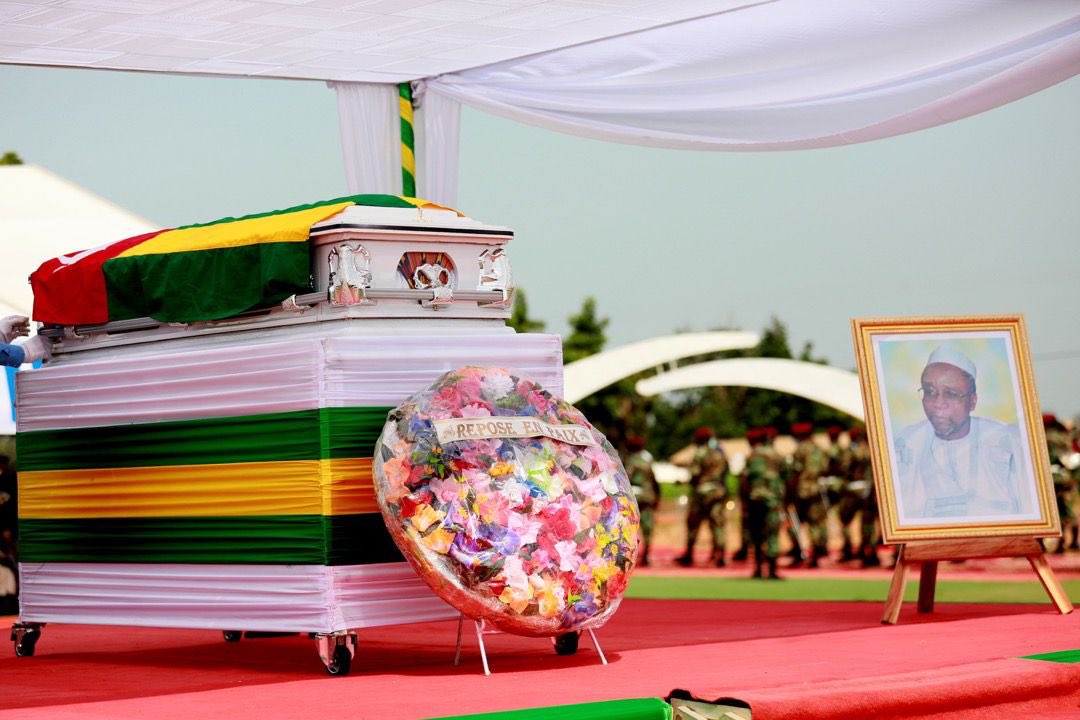 FEGnassingbe's tweet image. Brillant professeur de droit, il laisse à jamais, par son engagement sans faille au service de la nation, son empreinte dans l'histoire politique de notre pays.

À toute sa famille je réitère mes condoléances et celles du peuple togolais.

Repose en paix, cher Doyen !

FEG