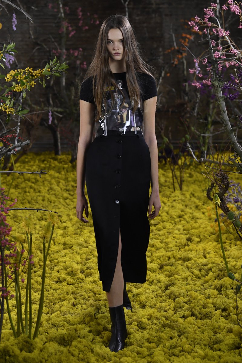 mistertailer's tweet photo. Raf Simons 2021SS いよいよウィメンズラインがスタート。ウィメンズだからとメンズとデザインに違いをつくることはせず、メンズの世界観���デザインをそのままウィメンズに移行。発表された映像は『リング』の貞子を連想する怪しげでホラーなイメージが異様な感覚と共に迫る。
https://t.co/OXyGX0b1WO https://t.co/IMDU6yS9kD