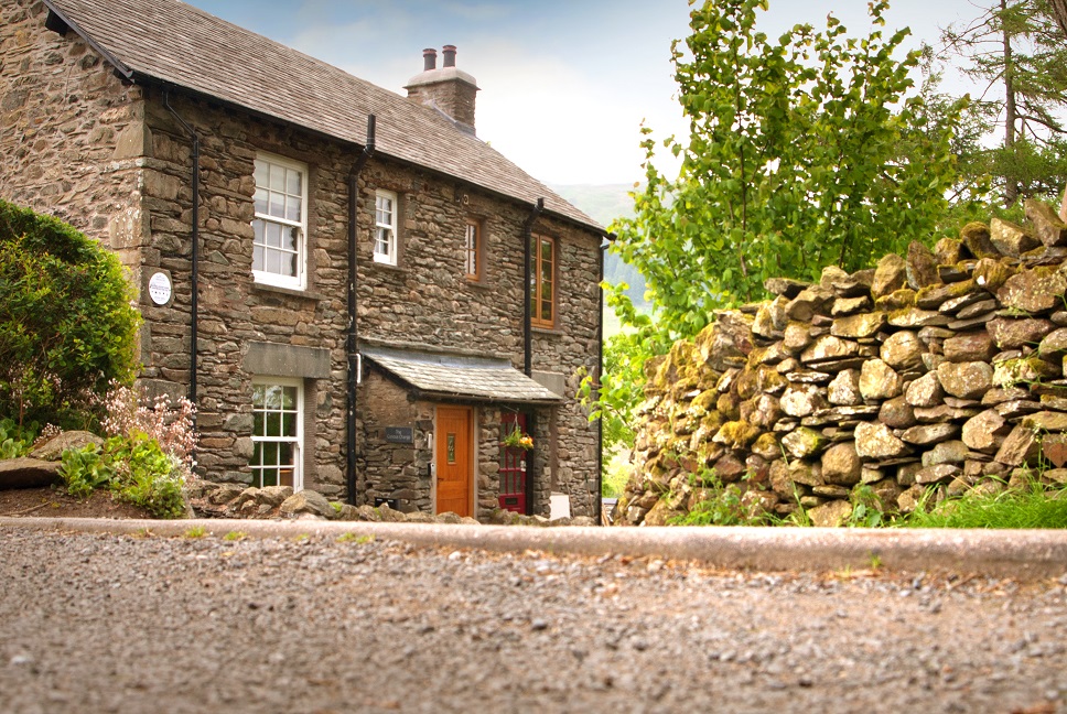 LushCottages's tweet photo. Troutbeck is a picturesque hamlet circumscribed by glorious open countryside and with breath-taking views in every direction, and the curious orange cottage is the perfect base for an enchanting autumn escape 🍂 🍁 

Book your stay with us today!

https://t.co/ot8LuQOmOf https://t.co/kS6AHL082o