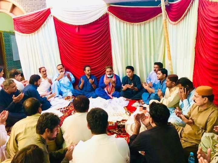 Sartajwassan4's tweet photo. Larkana 24-10-20 

@NawabAliWassan SB #CM_Sindh_Advisor Condolence with #SSP Khairpur #Saud_Magsi on sad Demise his Father, 
@AlyHydr https://t.co/yCU4Fl4IMX