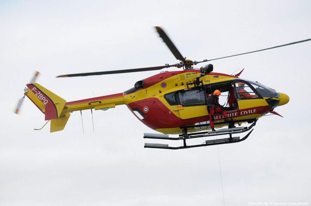 premar_ceclant's tweet photo. [#Opération] 24 octobre 8h20, #CROSS Etel coordonne recherches suite signalement homme à la mer à Fouesnant.
Dragon 29 @securitecivile, SNS448, pneumatique et VSAV #CODIS29 déployés. 
Victime/vedette récupérées par SNS448. Vedette au mouillage, victime pris en charge CH Quimper. https://t.co/abLsFCfN6T