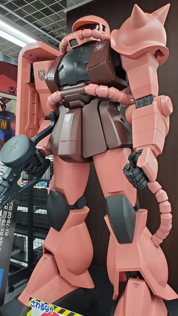 鵺 池袋ヤマダのガンダム すっかり変色して使い込んだセガサターンやドリームキャストの色になってしまった シャアザクは降格してる 筆塗りできるメタリックピンク系の塗料があればと思ったけど無かった