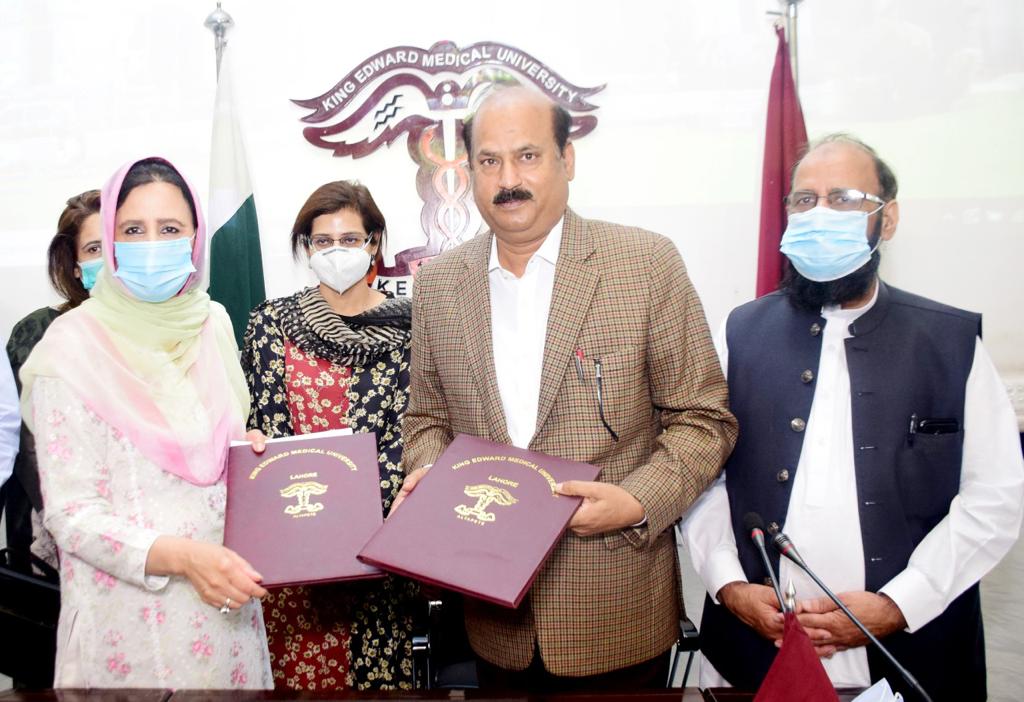 SarwarFdn's tweet photo. Our Vice-Chair Mrs @PerveenSarwar has signed an MOU with @kemuofficial for collaboration in various #health projects including free screening for prevention of #infectiousdiseases as well as non-communicable diseases. #NHS #healthcare #HealthcareIsAHumanRight #nonprofit #charity https://t.co/Hpd5ImOp8s